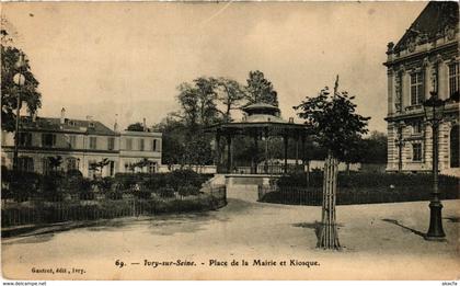 CPA IVRY-sur-SEINE - Place de la Mairie et Kiosque (275418)