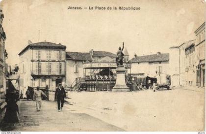 CPA JONZAC - La Place de la République (175427)