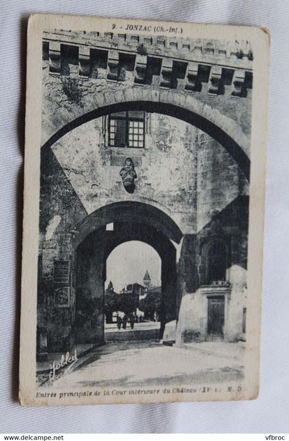 Jonzac, entrée principale de la cour intérieure du château, Charente maritime 17