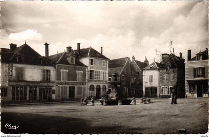 CPA L'ISLE-sur-SEREIN - Place de la Fontaine (108478)