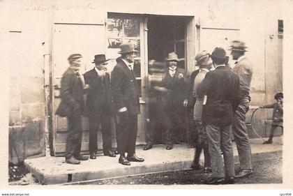 65 - n°88194 - LA BARTHE DE NESTE - Hommes sur une pas de porte, garçon avec un cerceau - Carte photo