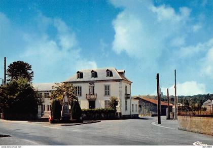 La BARTHE-de-NESTE - Monument aux morts et mairie