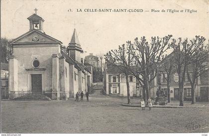 CPA La Celle-Saint-Cloud Place de l'église et l'Eglise