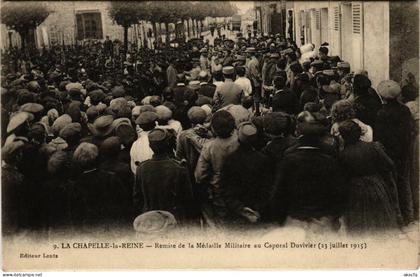 CPA LA CHAPELLE-la-REINE Remise de la Médaille Militaire au C. Duvivier 1915 (861406)