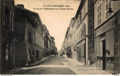 A2 - 38 - LA CÔTE-SAINT-ANDRÉ - Isère - La Rue de la République et la Maison Berlioz