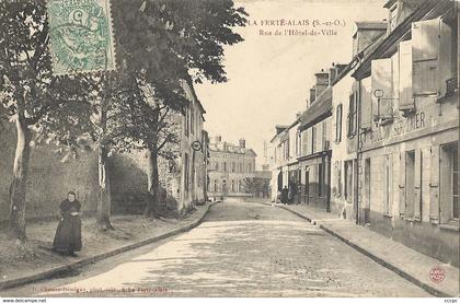 CPA La Ferté Alais Rue de l'Hôtel de Ville