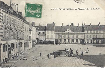 CPA La Ferté-Gaucher La Place de l'Hôtel de Ville