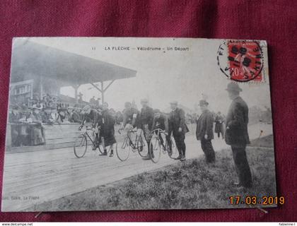 CPA - La Flèche - Vélodrome - Un Départ