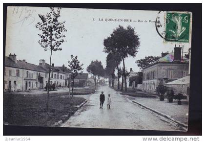 LA QUEUE EN BRIE