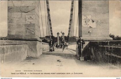 CPA La RÉOLE-Intérieur du Grand pont suspendu sur la Garonne (28473)