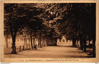 CPA La Roche-Posay- Promenade sur la Grande Place (111672)