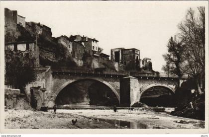 CPA LA TOUR-D'AIGUES Pont sur la Leze - Un Coin du Chateau (1086741)