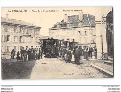 CPA 38 La Tour du Pin Place de la Sous Prefecture et le train tramway ligne de La Tour du Pin Les Avenières