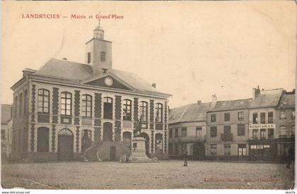 CPA LANDRECIES - Mairie et Grand Place (136056)