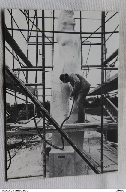 Cpm, Lanester, Daniel Druet sculpte le monument aux morts, Morbihan 56