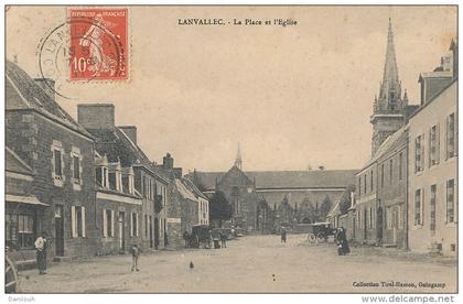 22 // LANVELLEC   la place et l'église