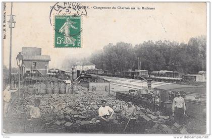 LAROCHE SAINT CYDROINE - Chargement du Charbon sur les Machines