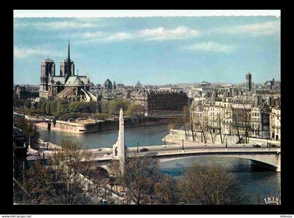 75 - Paris - La Seine et ses bords - Cathédrale Notre Dame - Statue de Sainte-Geneviève - Carte Dentelée - CPSM Grand Fo