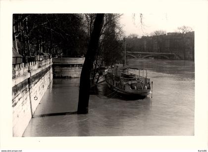 paris * bateau * bords de seine * crue inondation ? photo