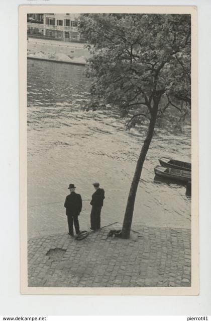 PARIS - La Seine et ses bords - Belle carte photo pêcheurs pendant la crue de 1931