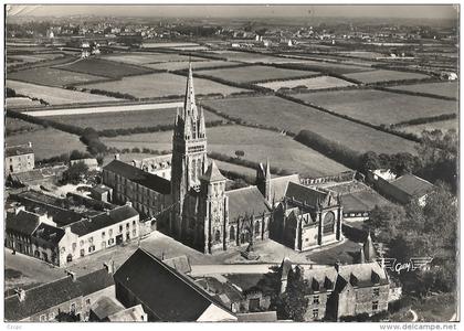 CPSM Le Folgoët - Basilique Notre-Dame vue aérienne