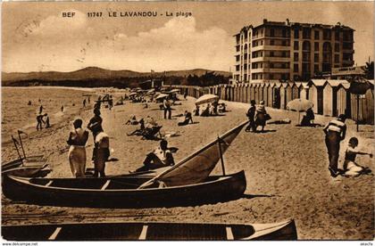 CPA Le LAVANDOU - La plage (106860)