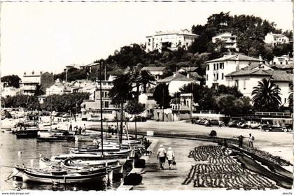 CPA Le LAVANDOU - Un coin du Port (106459)