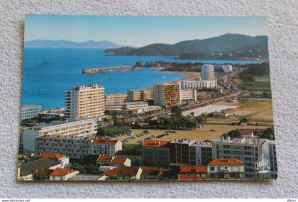 Cpm, le Lavandou, vue générale au fond le port de Bormes les Mimosas, Var 83