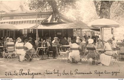 le pouliguen * sur la promenade , repos bien gagné ! * café glacier NAPOLITAIN * archive photographe éditeur F. CHAPEAU