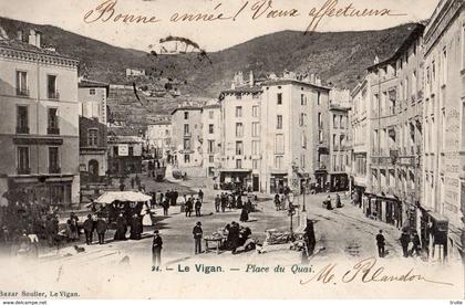 LE VIGAN PLACE DU QUAI UN JOUR DE MARCHE (CARTE PRECURSEUR)