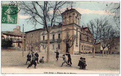 LES ARCS-SUR-ARGENS PLACE DE LA MAIRIE ENFANTS QUI JOUENT (CARTE COLORISEE)