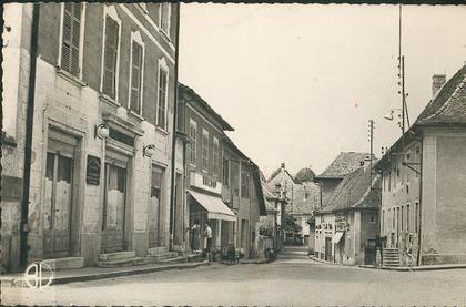 38 - LES AVENIERES. Rue de la Mairie.