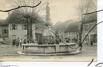 CPA . D38. 38 - LES AVENIERES. La place.