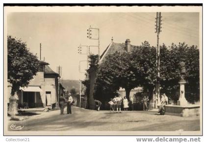 LES AVENIERES .... PLACE BACCHUS