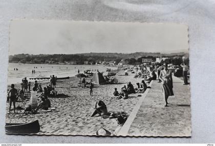 O252, Cpsm 1956, les Lecques plage, la plage et la promenade, Var 83