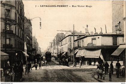 CPA LEVALLOIS-PERRET - Rue Victor Hugo (986966)