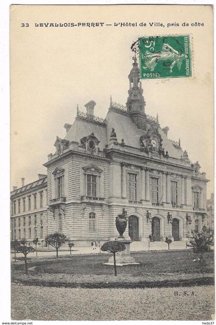 Levallois-Perret - L'Hôtel de Ville, pris de côté