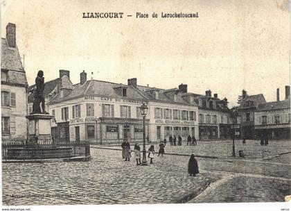 Carte Postale ancienne de  LIANCOURT - Place de Larochefoucaud