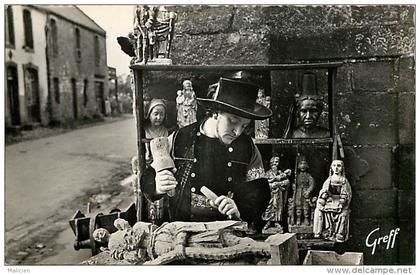 - finistere - ref- D317 - locronan - job - le sculpteur breton - sculpteurs - sculpture - carte bon etat -