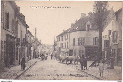 95 - LOUVRES (S.-et-O.) - Rue de Paris - 1917 (Superbe animation : Boeufs)