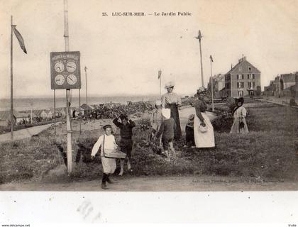 LUC-SUR-MER LE JARDIN PUBLIC (JEUNE MARCHAND AMBULANT)