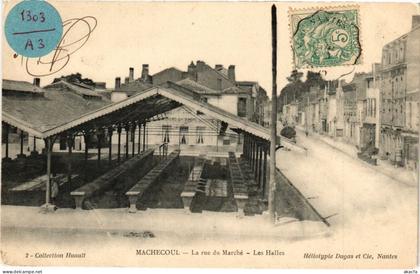 CPA Machecoul - La rue du Marché - Les Halles (242811)