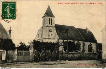 CPA Magny-les-Hameaux - La Place et l'Église (246821)