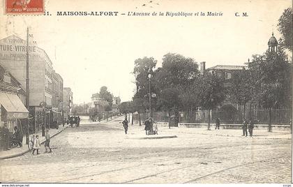 CPA Maisons Alfort l'Avenue de la République et la Mairie