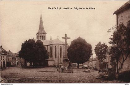 CPA MANZAT L'Eglise et la Place (1254131)