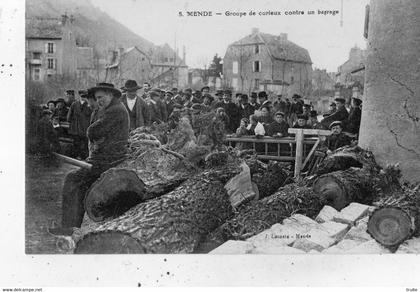 MENDE GROUPE DE CURIEUX CONTRE UN BARRAGE