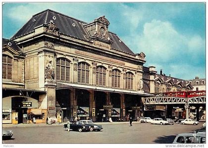 -ref-R763- paris - gare d austerlitz - façade - gares - voiture DS - voitures - metro aerien - metros - transports -