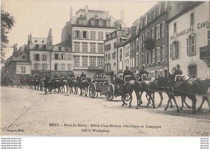 J20- 57) METZ - PLACE DU SAULCY - DEFILE D'UNE BATTERIE D'ARTILLERIE DE CAMPAGNE - PARADE - (2 SCANS)