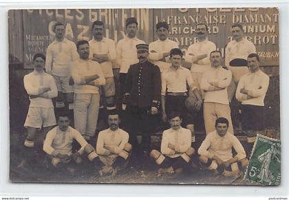 MONTAUBAN (82) Carte photo d'une équipe de Rugby posant devant une publicité localisée à Montauban