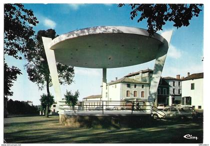 Montfort en Chalosse, la place du kiosque (GF2372)